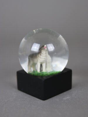Wolfcenter, Onlineshop. Souvenirs, Schneekugeln, zwei Wölfe heulen